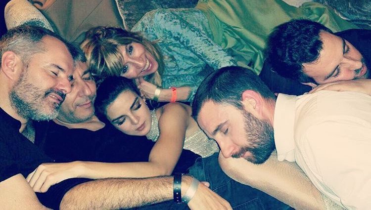 Dani Rovira y Clara Lago con unos amigos tras los Goya 2017/ Fuente: @claralago1