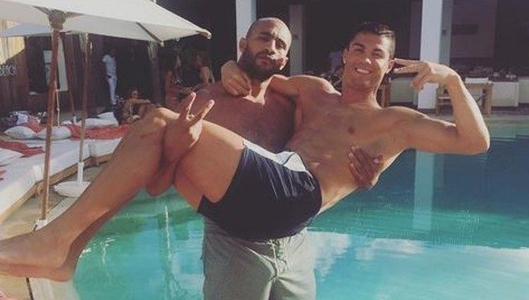 Cristiano Ronaldo y Badr Hari divirtiéndose ne la piscina/ Twitter e Badr Hari