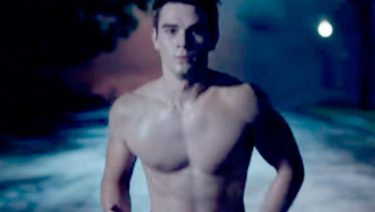 KJ Apa luciendo torso desnudo en un fotograma de la serie de The CW 'Riverdale'