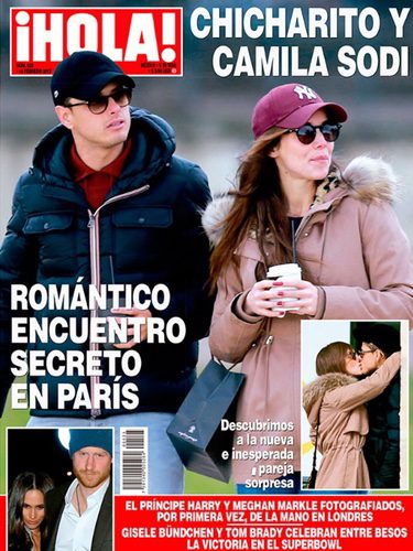 Chicharito y Camila Sodi paseando por París