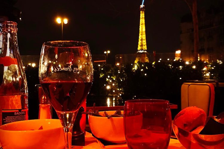 La cena romántica de Chicharito en París/ Fuente: Instagram