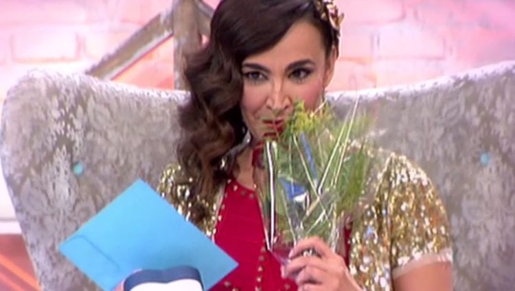 Cristina Rodríguez huele las flores que ha recibido / Foto: telecinco.es