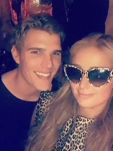 Paris Hilton con un joven en su fiesta de cumpleaños/ Fuente: Paris Hilton Snapchat