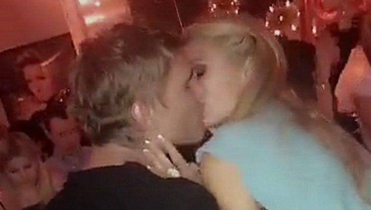 Paris Hilton besándose con un desconocido/ Fuente: Paris Hilton Snapchat