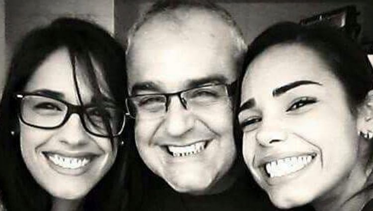 Lucía Parreño con su padre y su hermana
