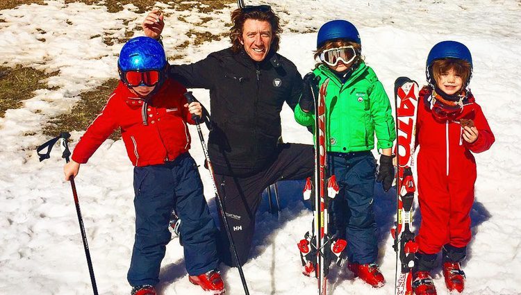 Nicolás Vallejo-Nájera esquiando con su hijo y sus sobrinos/ Fuente: @colatenicolas