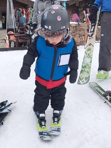 Uno de los mellizos de Elsa Pataky esquiando / Instagram