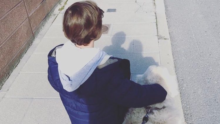 Lucas paseando junto a un perro / Instagram