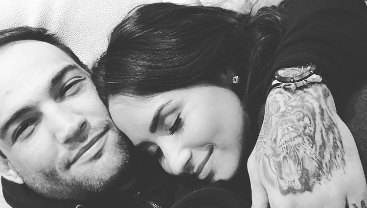 Demi Lovato acostada sobre su novio Guilherme Vasconcelos/ Fuente: Instagram Guilherme Vasconcelos