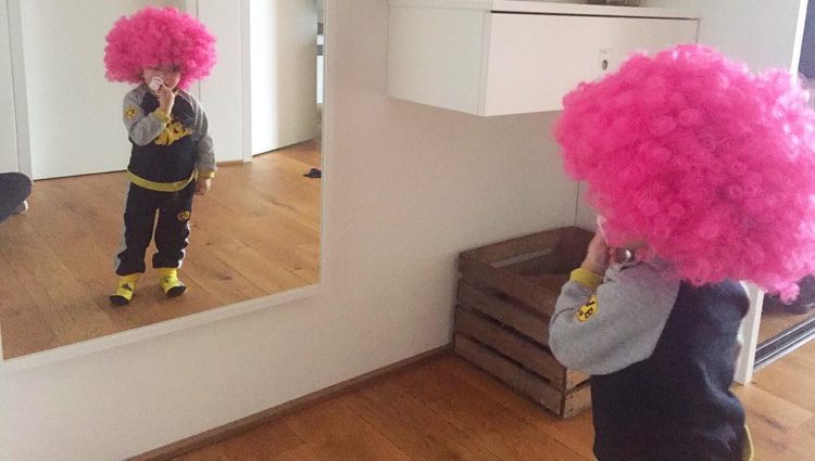 La hija de Melissa Jiménez y Bartra con su peluca rosa/ Fuente: Instagram