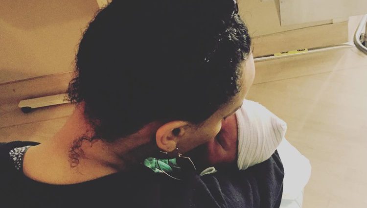 Amatus Sami-Karim con su recién nacido en brazos / Instagram