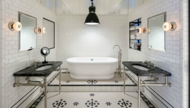 El contraste de los azulejos en blanco y negro se presenta, únicamente, en el cuarto de baño principal del inmueble