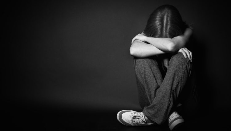 Un padre viola a su hija lesbiana de 16 años