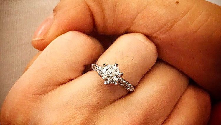 La Miss España Carla Barber subió esta fotografía a su cuenta de Instagram para presumir de anillo de compromiso 
