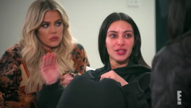Kim Kardashian le cuenta llorando a sus hermanas lo ocurrido en París