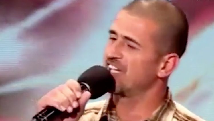Manuel Pons Sánchez cantando la canción 'With or Without You' en 'The X Factor'