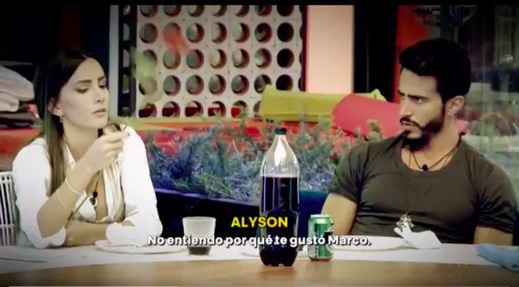 Aylen hablando con Marco Ferri en la cocina sobre Alyson / Foto: Telecinco.es 