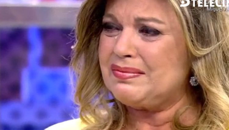 Terelu Campos llorando en su consuelo/ telecinco.es