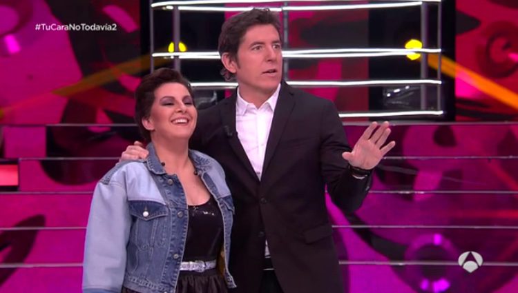 Cheryl con Manel Fuentes tras su actuación / Antena3.com