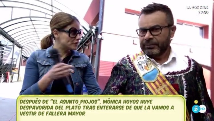 Mónica Hoyos contándole a Jorge Javier Vázquez lo que sintió cuando le diagnosticaron piojos / Foto: Telecinco.es 