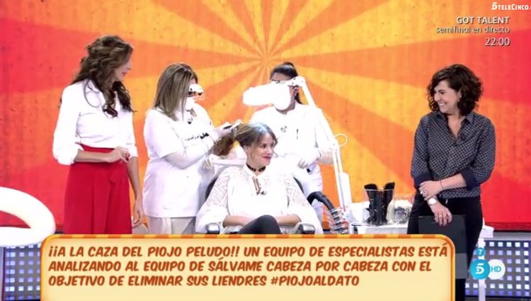 Mónica Hoyos sometiéndose al examen médico para saber si tiene piojos / Foto: Telecinco.es 