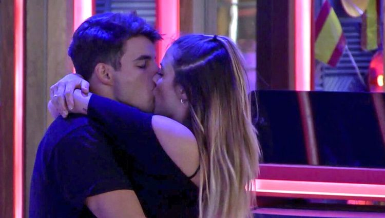 Antonio y Alyson besándose apasionadamente en 'GH VIP5' / Foto: Telecinco.es 