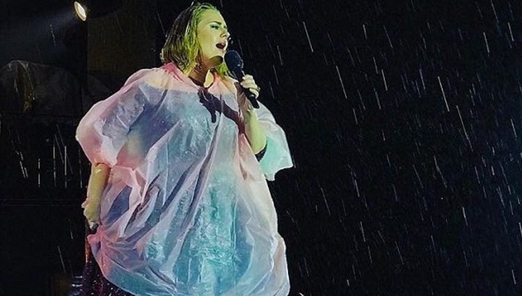 Adele en el concierto diluviando / Instagram