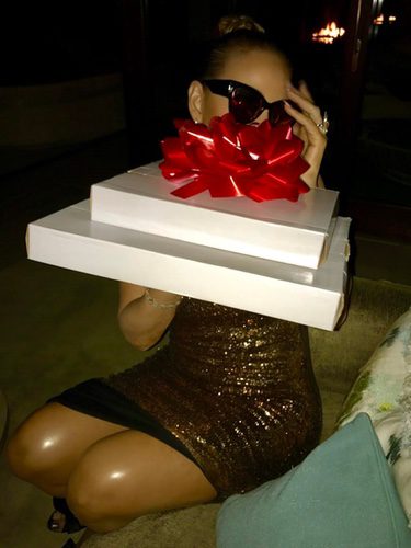 Mariah Carey con unos regalos por su cumpleaños/ Fuente: Mariah Carey Instagram