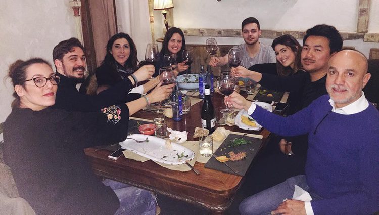 Paz Padilla junto a su hija Ana y otros familiares en su nuevo bar 'Los Tunantes de Villa'/ Fuente: Los Tunantes de Villa Instagram
