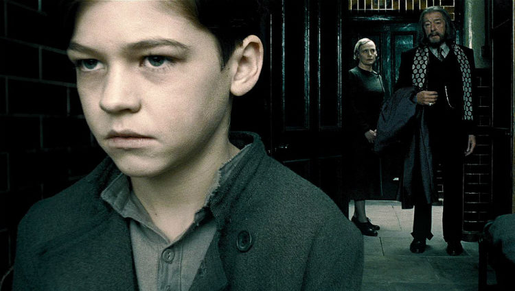 Hero Fiennes-Tiffin y Michael Gambon en un fotograma de 'Harry Potter y el misterio del príncipe'
