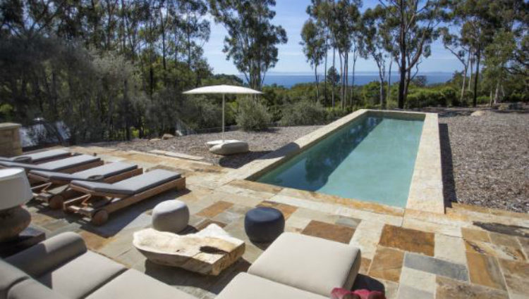 Una piscina de estilo romana con vistas al mar hace que la relajación y el confort también formen parte de esta increíble mansión californiana