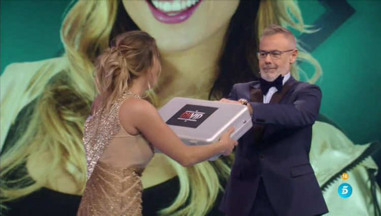 Jordi González le entrega el maletín con los 100.000 euros a Alyson Eckmann | telecinco.es