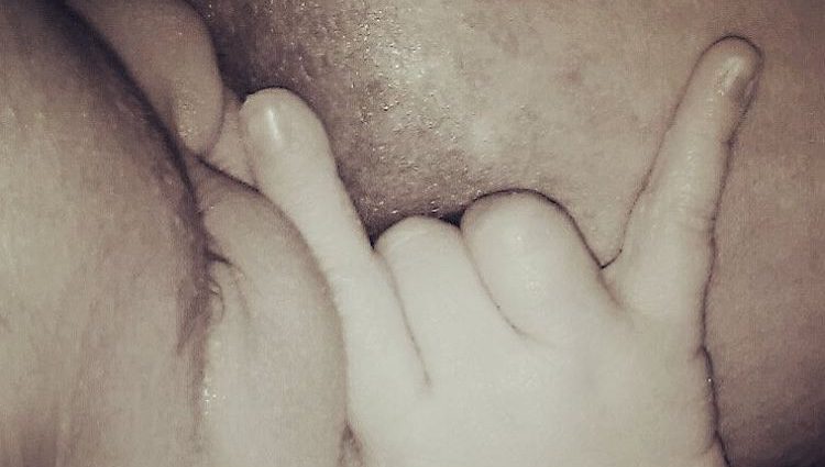 El bebé de Melani Olivares tomando el pecho/ Fuente: Instagram