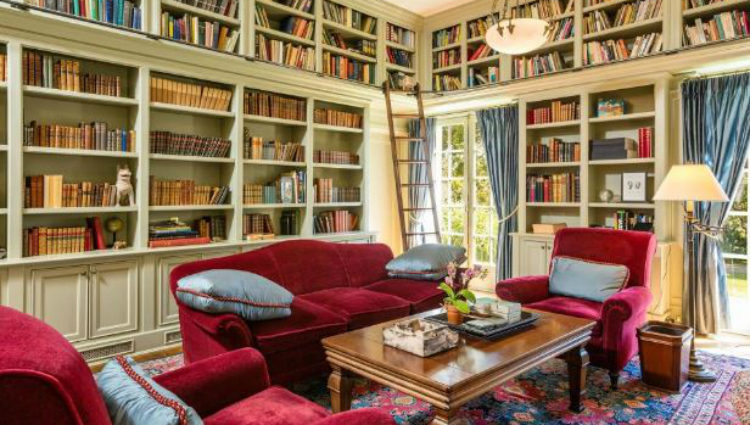Una de las zonas que más llama la atención de la casa es su inmesa biblioteca