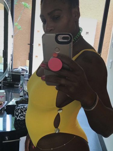 Serena Williams mostrando su barriguita y confirmando su embarazo 