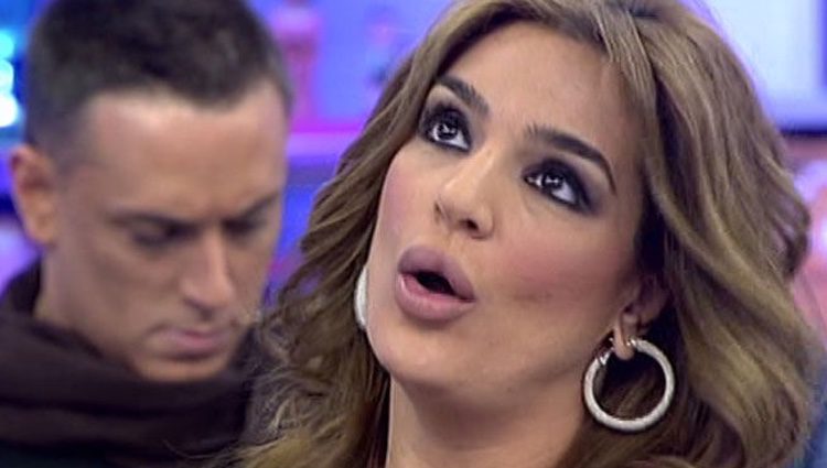 Raquel Bollo mostrando los efectos de la cirugía en su labio / Foto: Telecinco.es 