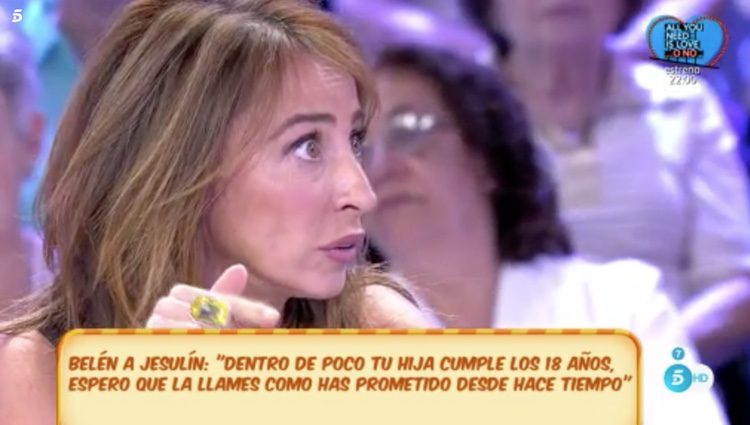 María Patiño informando sobre el estado de salud de su compañera / Foto: Telecinco.es 