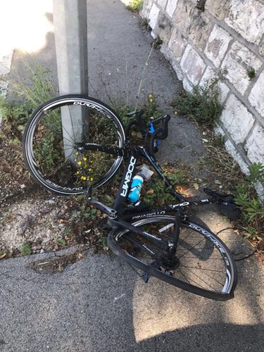 Imagen de la bicicleta destrozada de Chris Froome/ Fuente: Twitter
