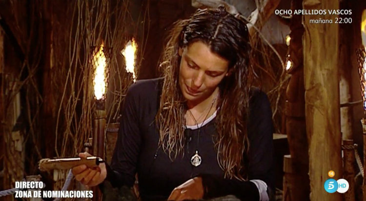 Laura Matamoros escribiendo el nombre de su nominado | telecinco.es