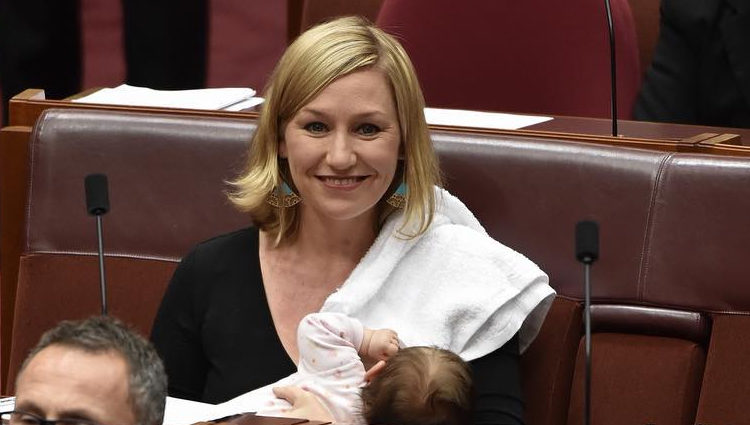 Larissa Waters amamantado a su hija en el Parlamento australiano
