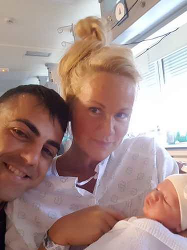 Saray ('GH11') y Diego presentan a su hijo recién nacido / Twitter