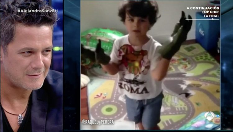 Alejandro Sanz viendo atentamente el vídeo de su hijo pequeño / Foto: Antena3.com 