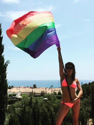 Nagore Robles sosteniendo una bandera LGTB