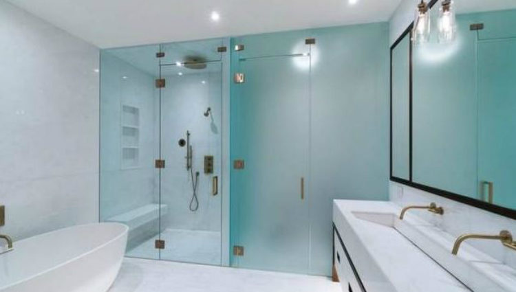El empleo del mármol destaca, sobre todo, en los cuartos de baño del apartamento