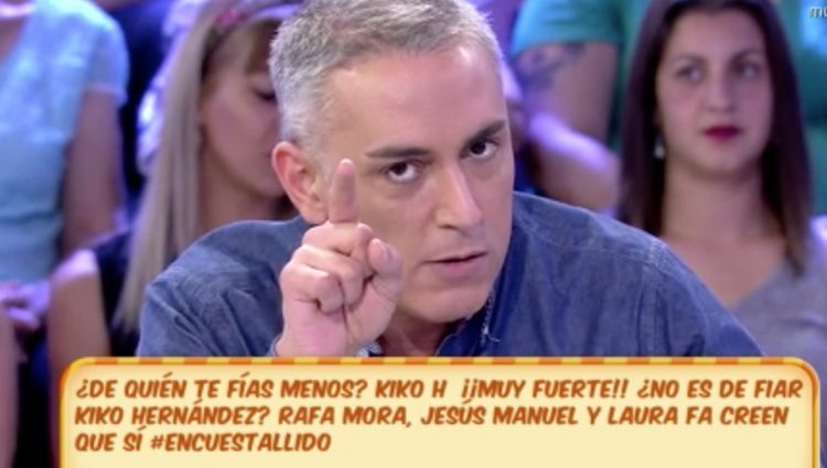 Kiko Hernández mandando mensajes a Jesús Manuel y Rafa Mora en 'Sálvame' / Foto: Telecinco.es 