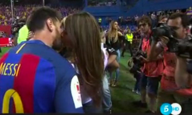 Messi y Antonella Roccuzzo dándose un beso en el Calderón