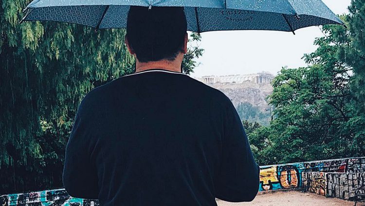 Jorge Javier Vázquez viendo la Acrópolis bajo la lluvia | Foto: Instagram