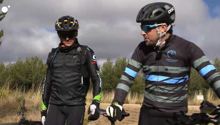 Fernando Alonso y Jesús Calleja haciendo una ruta en bici / Cuatro.com