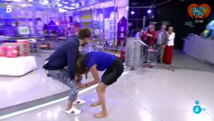 Paz Padilla tratando de desnudar a Marco Ferri / Telecinco.es
