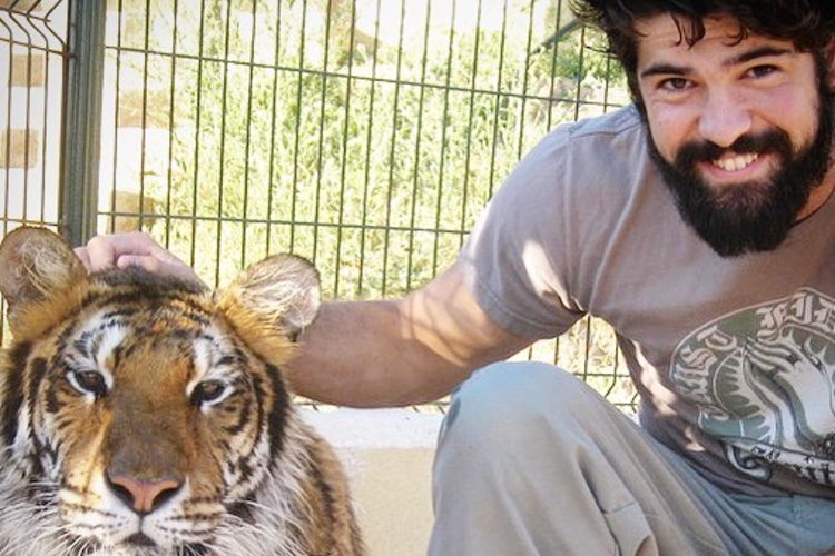 Miguel Ángel Muñoz junto a un tigre/ Fuente: Instagram